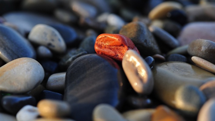 камни морские красный