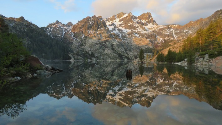 горы озеро отражение