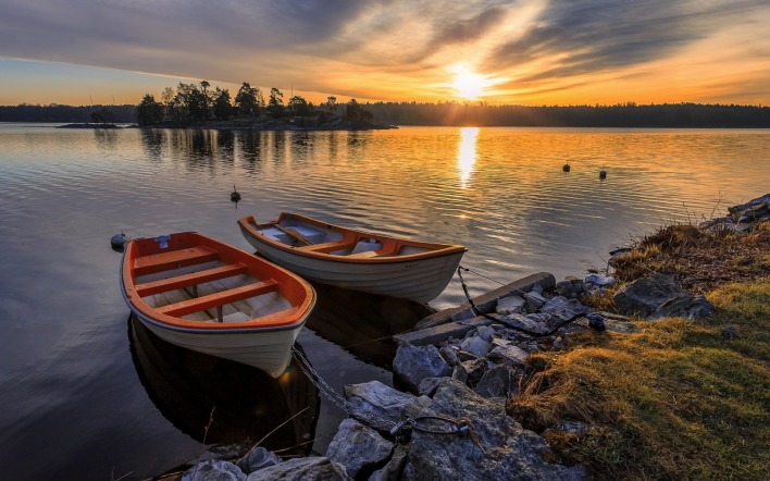 лодки озеро закат камни лес