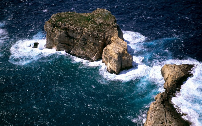 скалы камни волны море