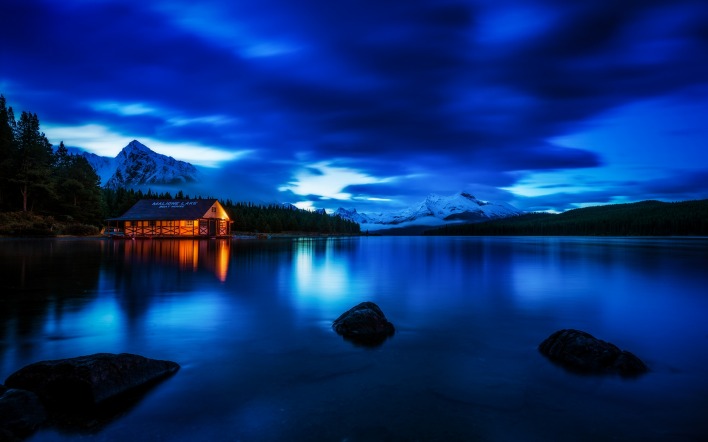 озеро горное сумерки домик горы вечер