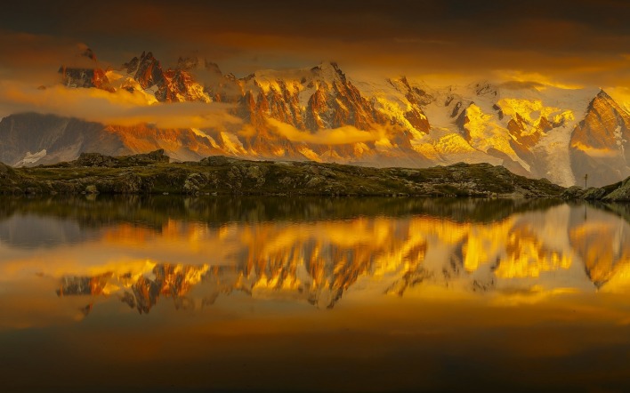 горы желтые отражение озеро