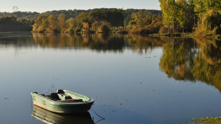 озеро лодка деревья отражение