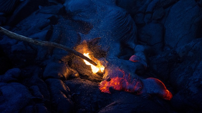 палка огонь искры камни лава