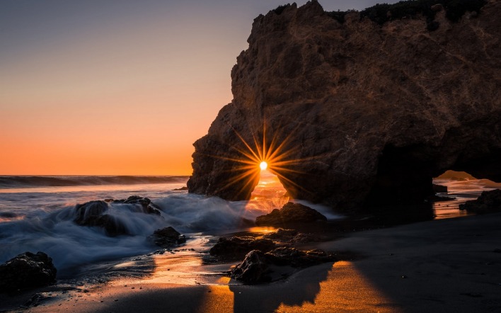 скала арка солнце лучи берег рассвет волны прибой