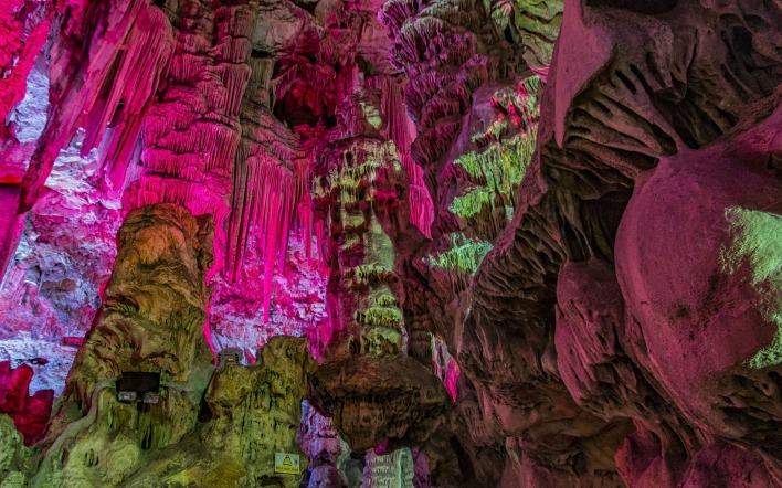 пещера подсветка скалистая