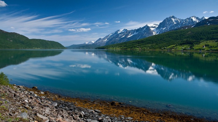 озеро горы склоны отражение