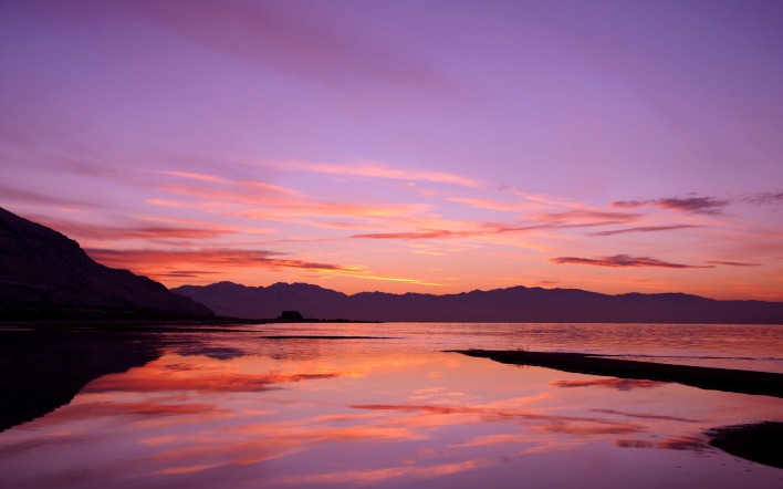 закат над озером фиолетовый