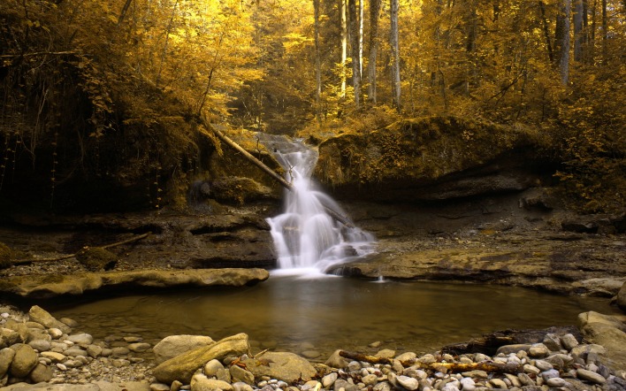 водопад лес осень камни галька