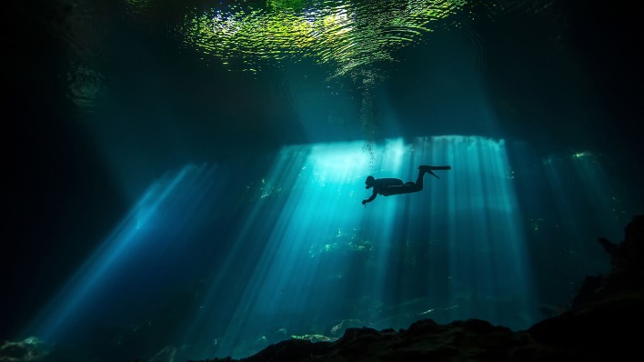 аквалангист лучи пещера под водой