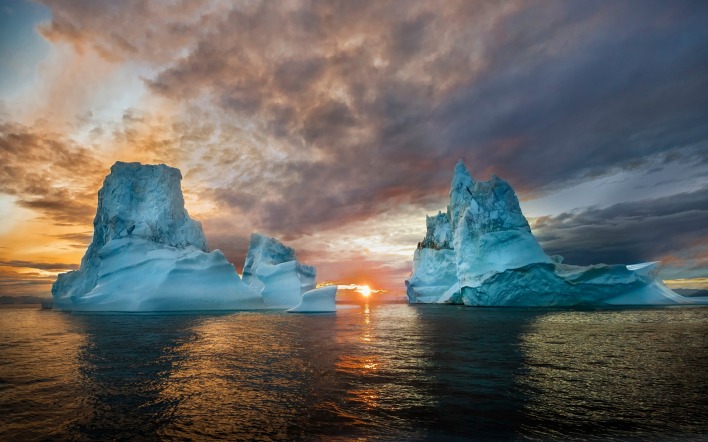 айсберг на закате море горизонт