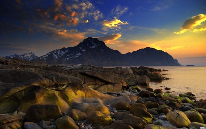горы камни берег море на закате