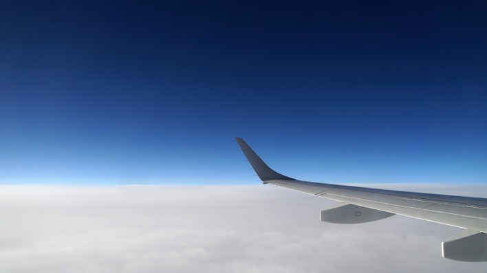 крыло самолет над облаками горизонт