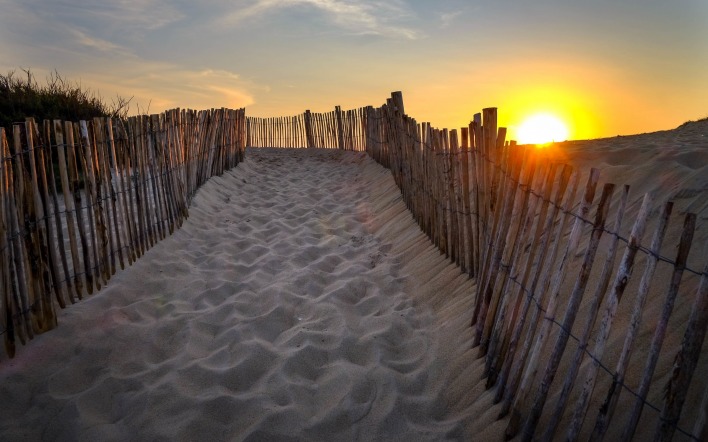 песок тропа пляж на закате забор