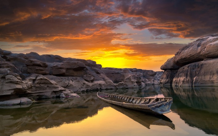лодка озеро камни на закате