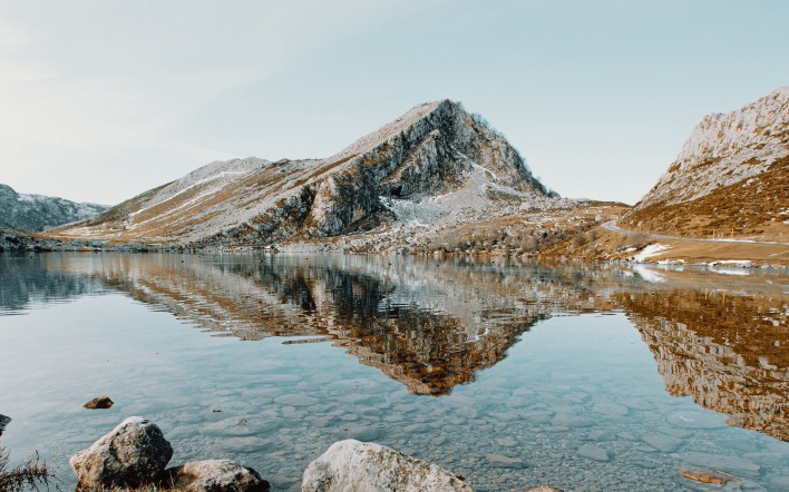 горы озеро отражение камни