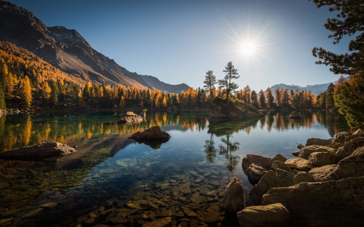 озеро горы солнце лес осень камни