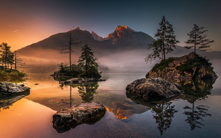 озеро камни горы туман рассвет