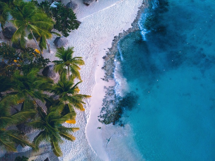 пляж пальмы море фото с дрона