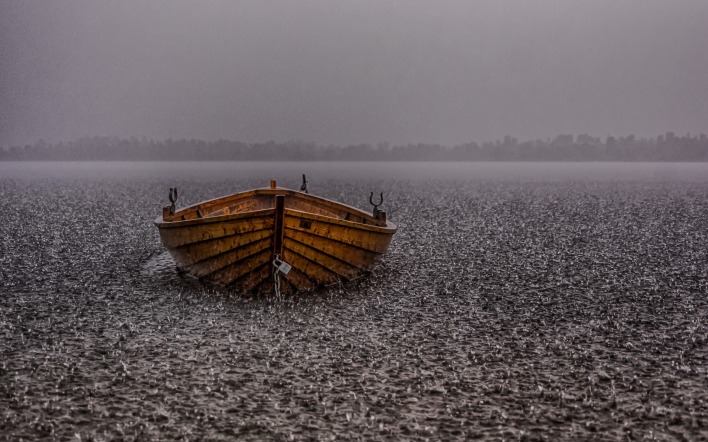 лодка озеро дождь капли