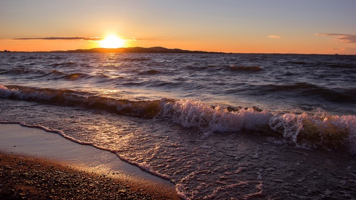 прибой закат солнце блики волны берег