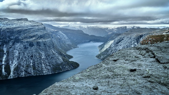 горы ущелье река облака пасмурно