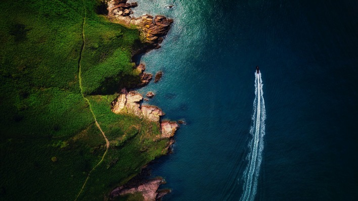 побережье утес катер море скалы