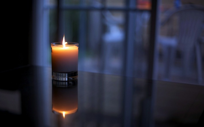Горящая свеча в стакане
