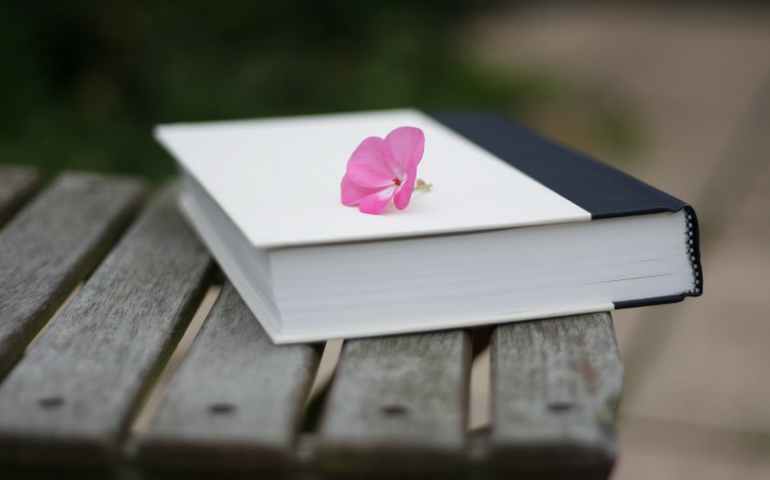 Книга с цветком