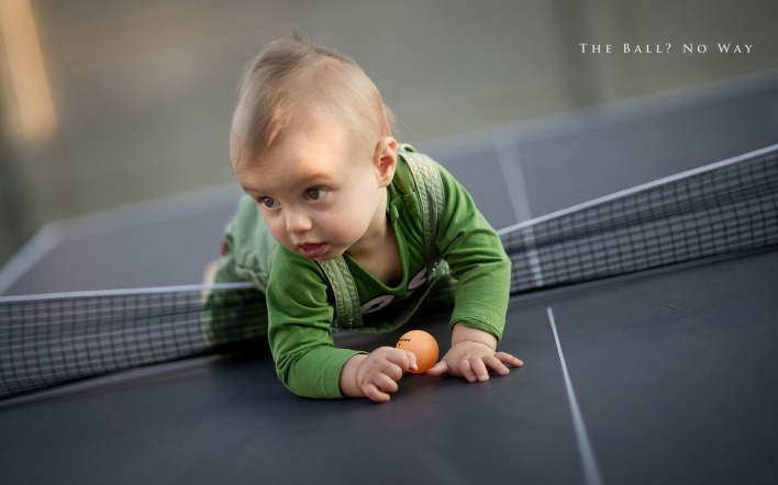 Малыш на тенисном столе
