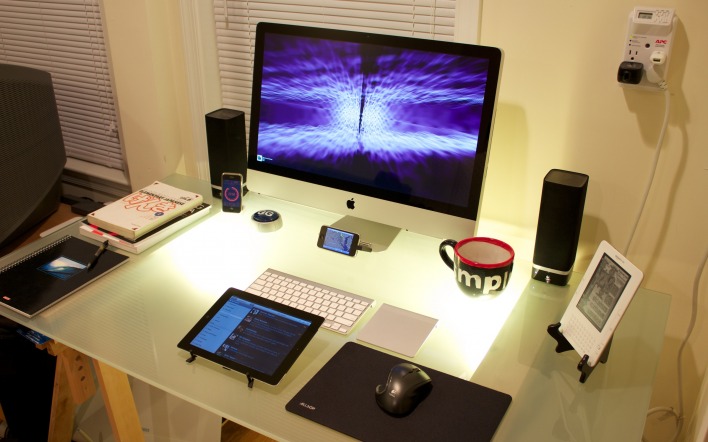 Компьютерный стол с apple
