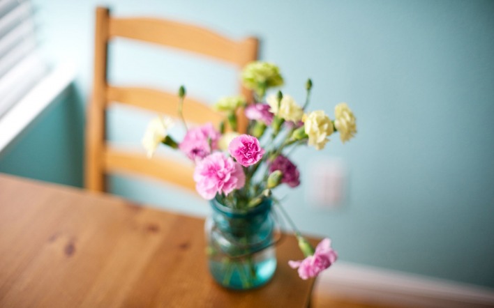 Цветы в банке на столе