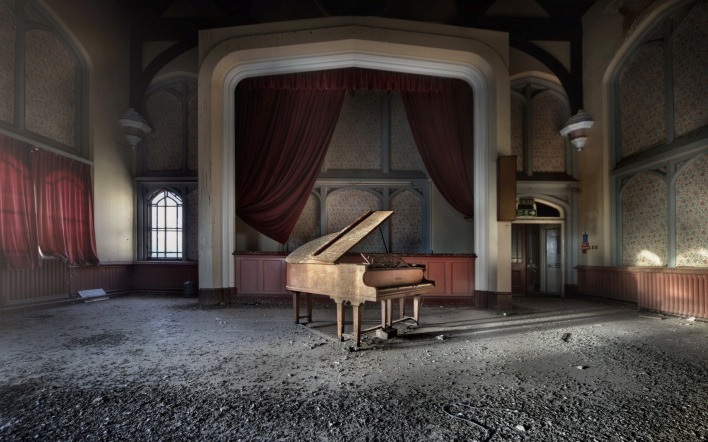 пианино в старинном здании