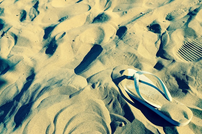 шлепанцы на песке