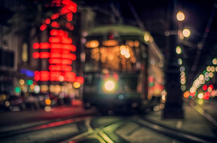 трамвай в абстрактных фонарях
