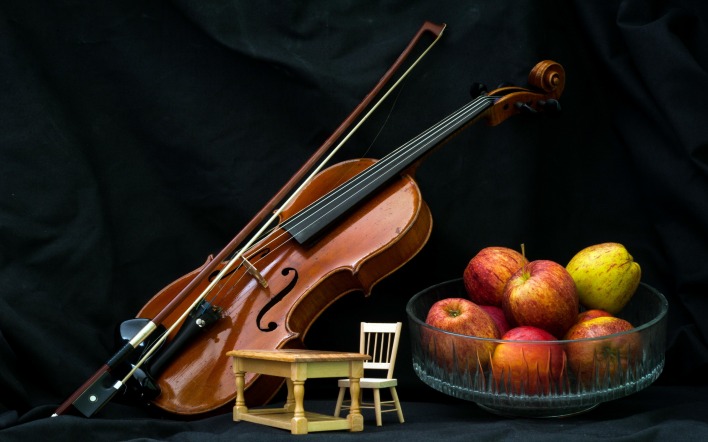 Скрипка яблоки фрукты мебель