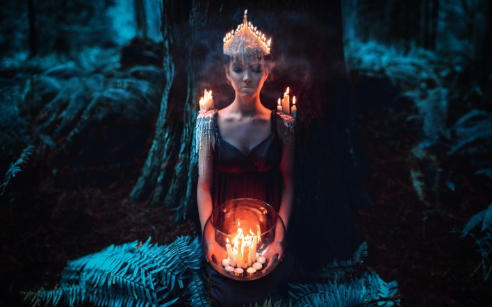 девушка свечи дерево