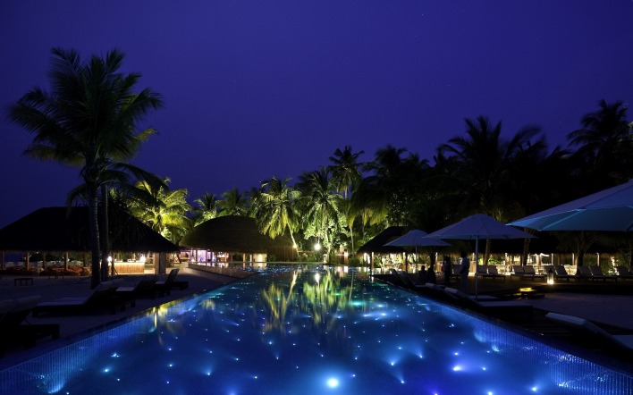 пальмы бассейн курорт