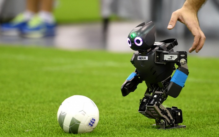 робот мяч футбольное поле газон рука