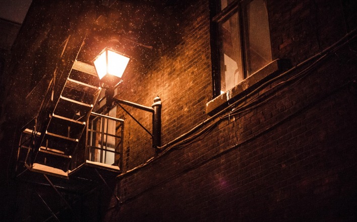 фонарь старый дом лестница ночь