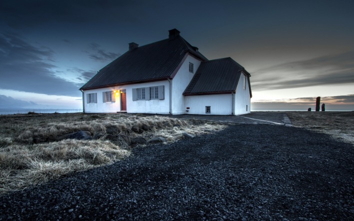 дом вечер на берегу