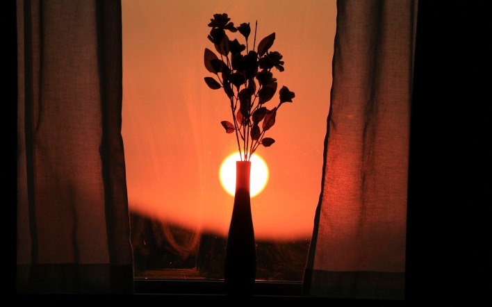 солнце закат окно подоконник ваза шторы