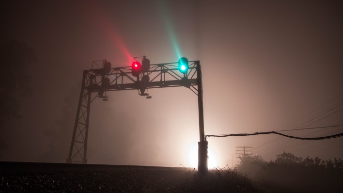 светофор железная дорога туман ночь свет