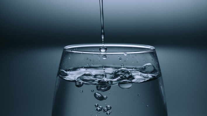 стакан бокал вода пузырьки