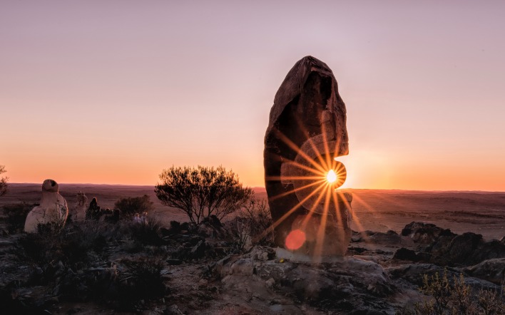 камень лучи солнце пустыня горизонт закат