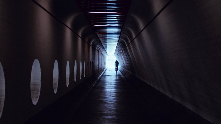 тоннель велосипедист силуэт свет