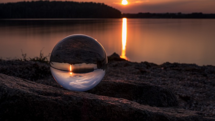 стеклянный шар закат озеро