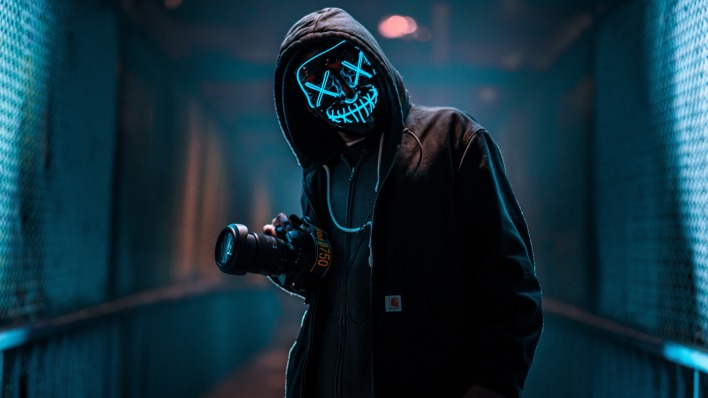 маска капюшон человек фотоаппарат неон