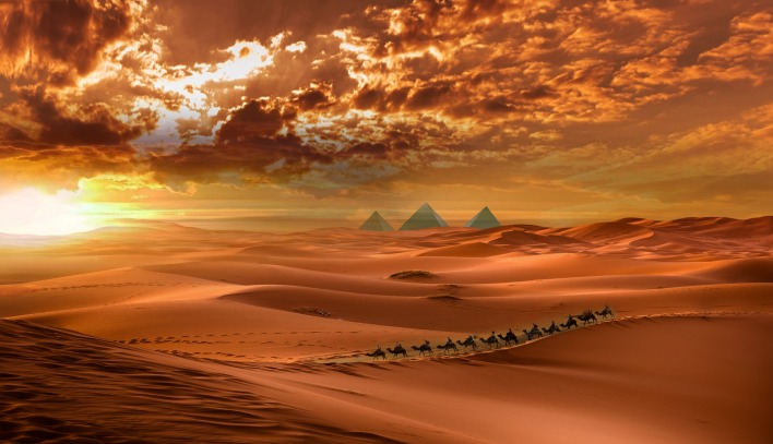 закат пустыня пирамиды караван