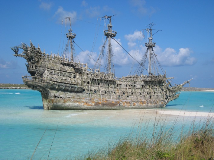 Старинный корабль на мели